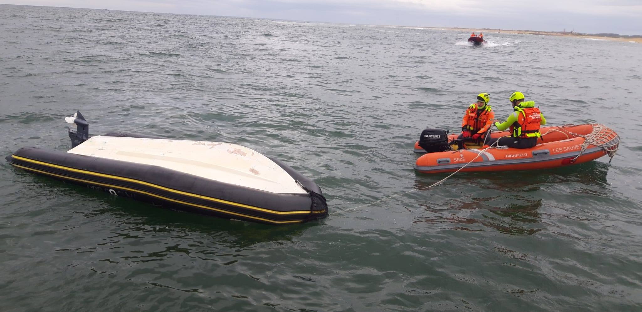 Sauvetage d'un zodiac retourné dans dans la barre d'Etel