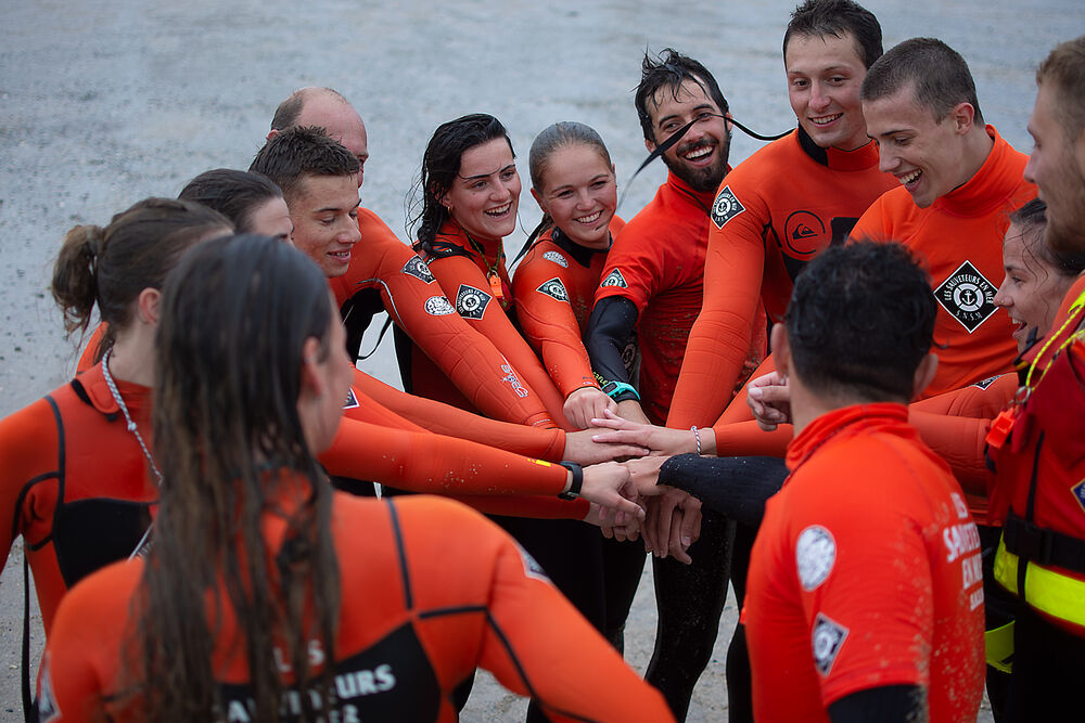 Hommes et femmes en pleine cohésion d'équipe