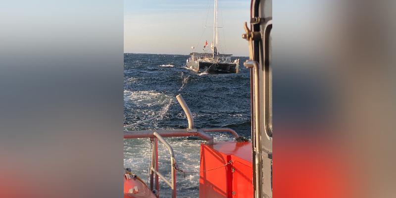 Le voilier Eschaton a laissé ses moteurs embrayés afin de limiter les efforts de la vedette des sauveteurs pour le remorquer dans une mer difficile