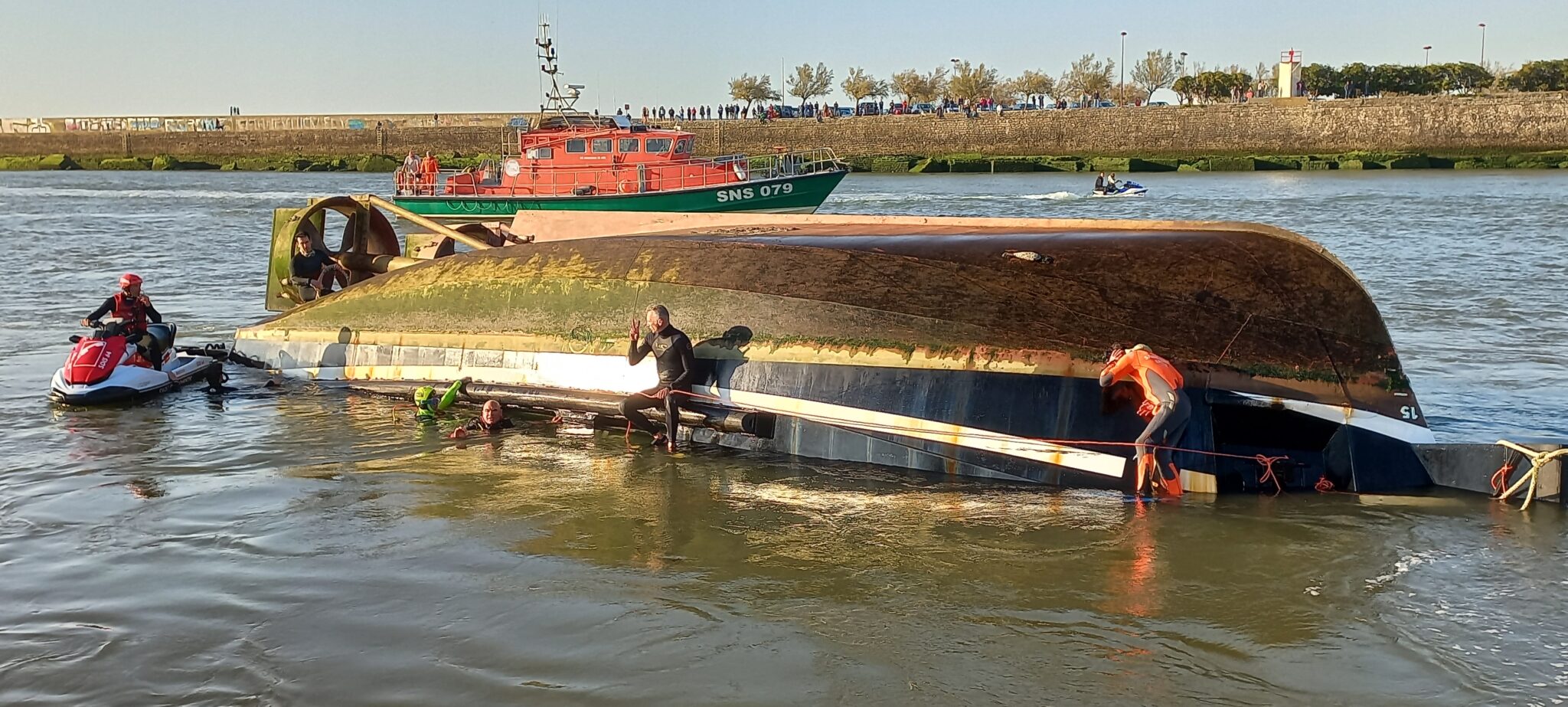 Bloqués dans un bateau retourné, deux marins sauvés par les plongeurs © Yann Prime