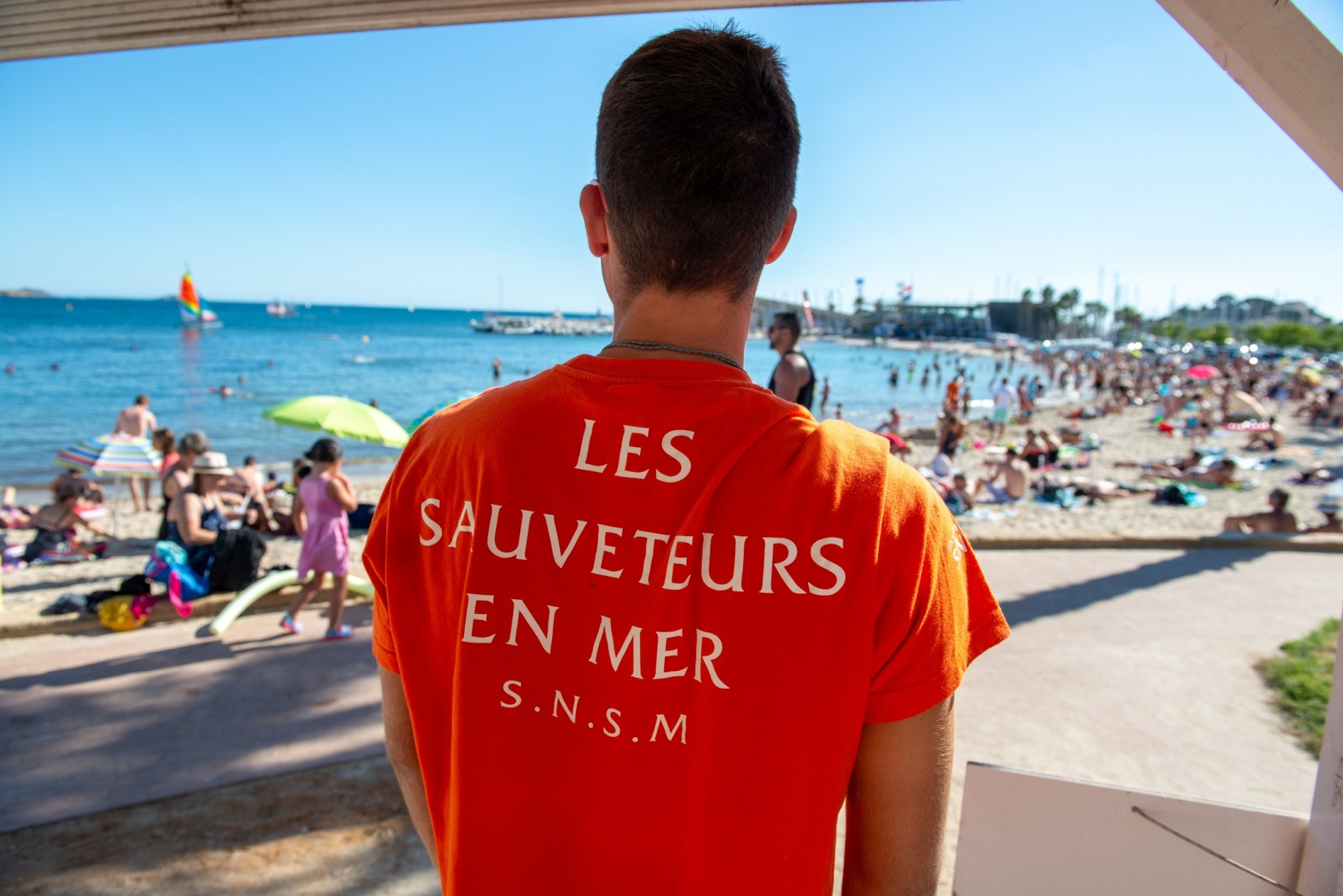 Nageur sauveteur surveillant une plage