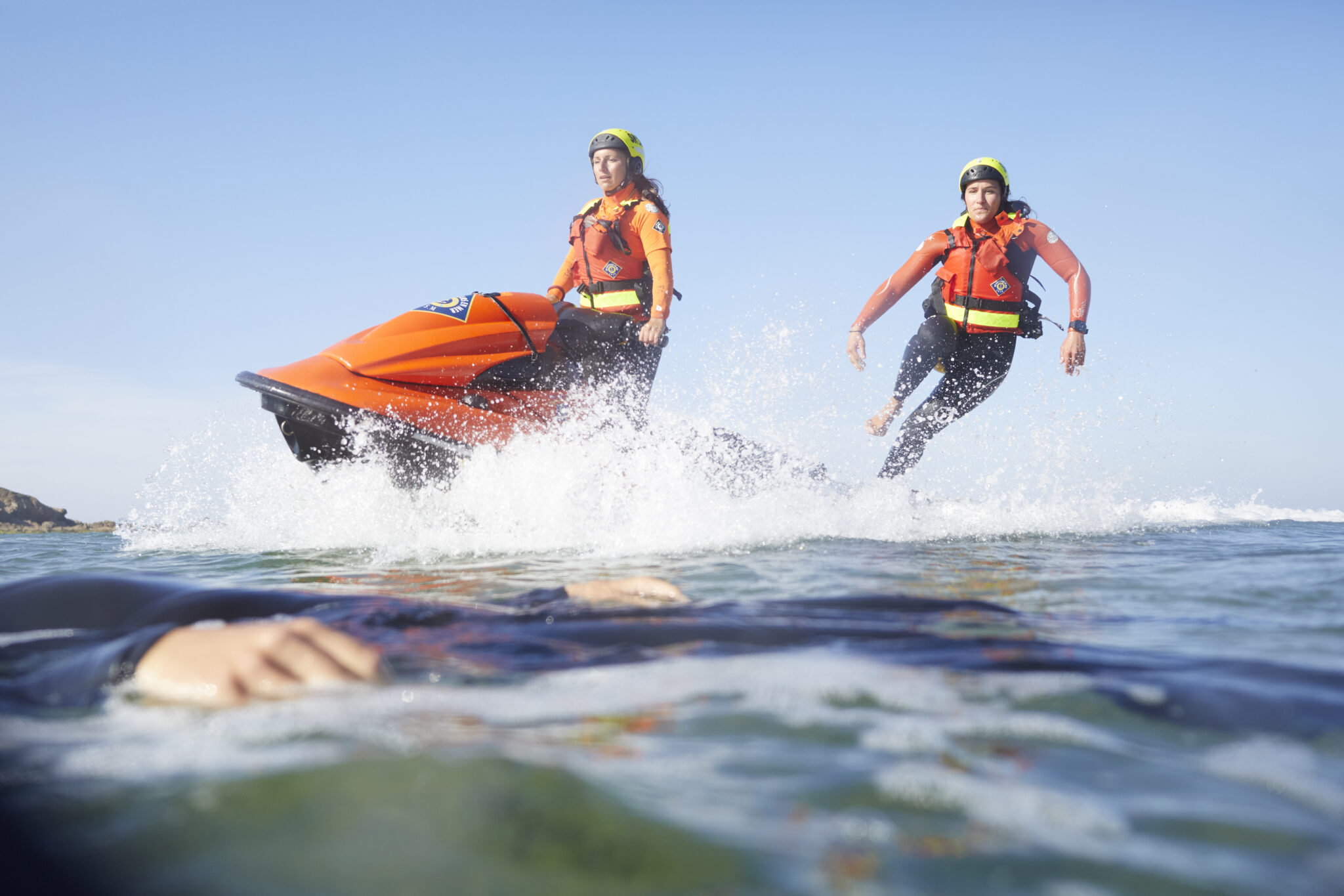 Nageuses sauveteuses sur un jet-ski