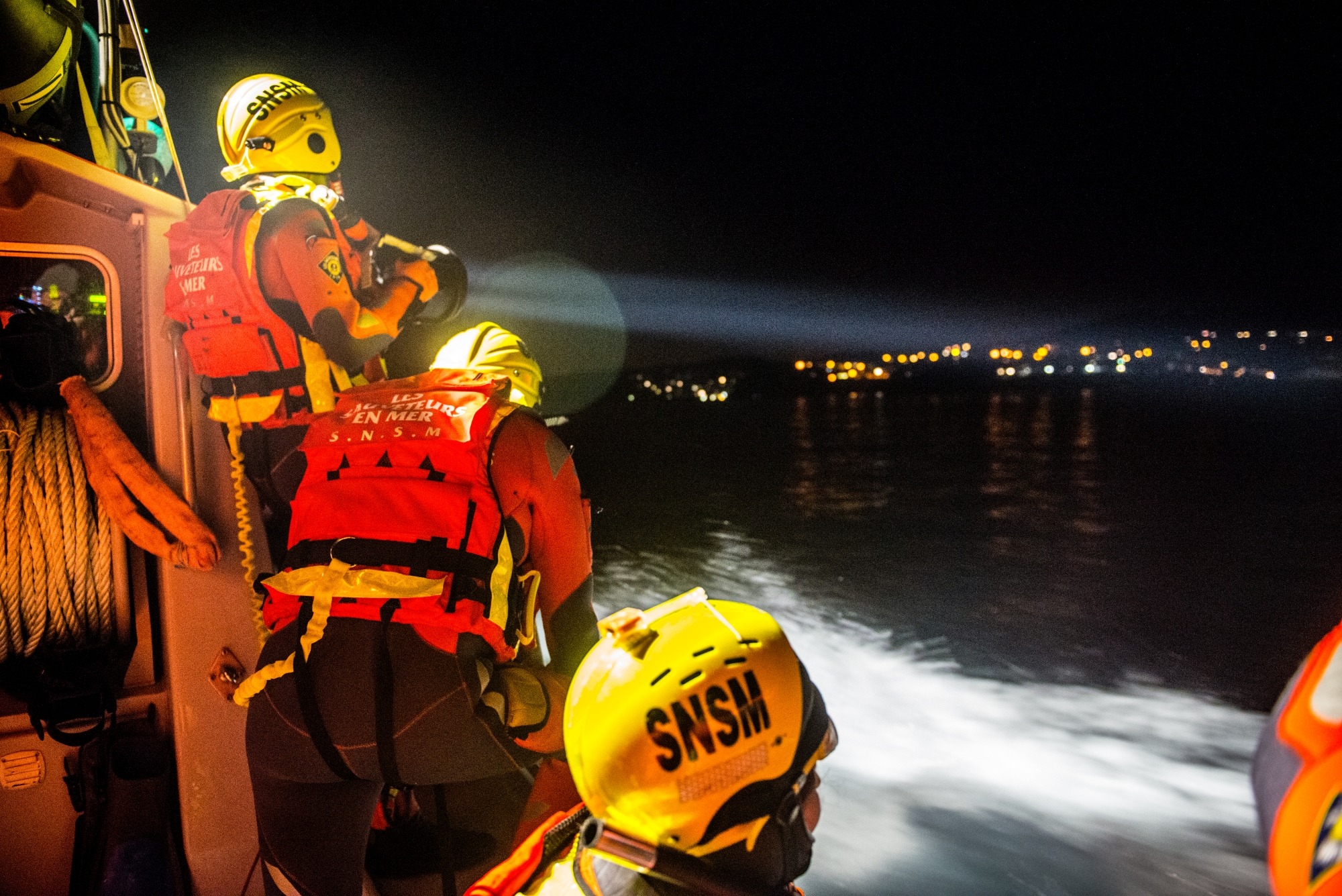 Recherche d'un homme à la mer dans la nuit