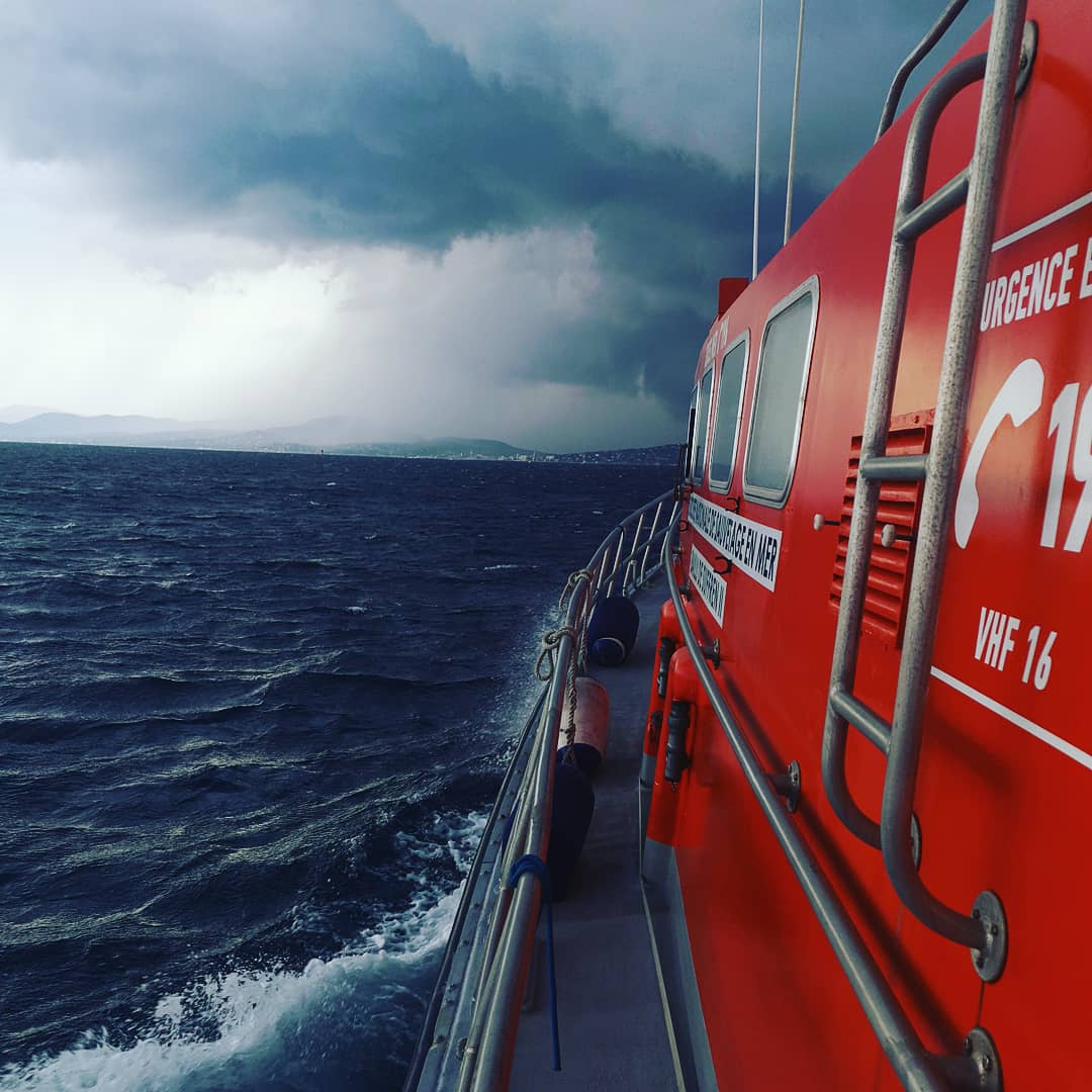 Une vedette SNSM en mer, dans la tempête