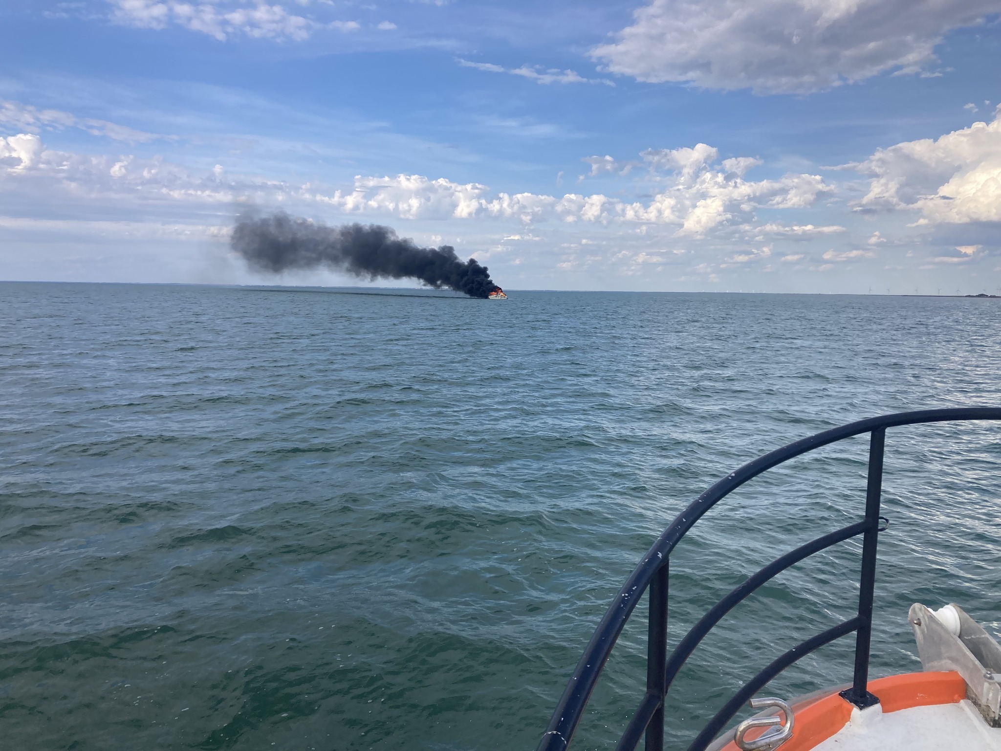 Le bateau de Raphaël en feu