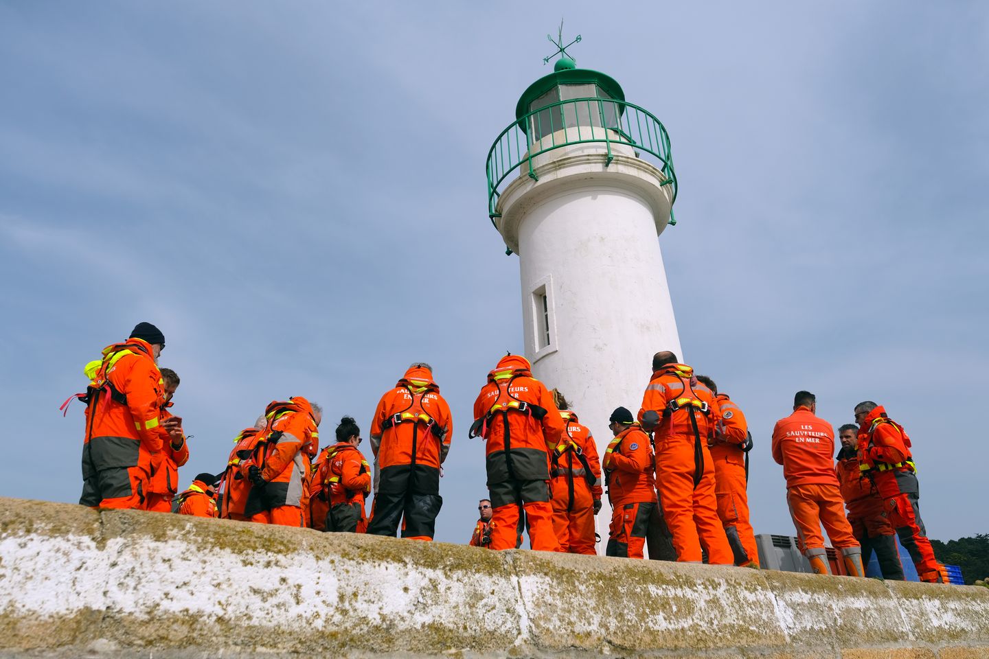 Des Sauveteurs en Mer en plein briefing