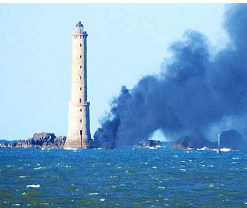 Incendie du bateau de Gilles au pied du phare de Bréhat vu de la côte