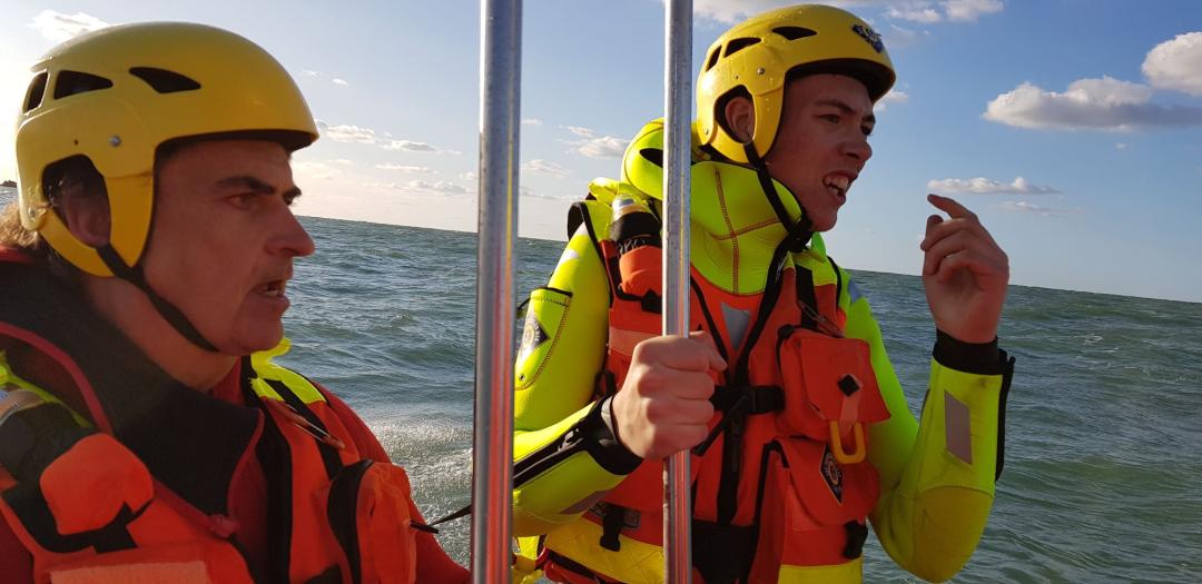 Deux sauveteurs de la SNSM en intervention de sauvetage sur un zodiac