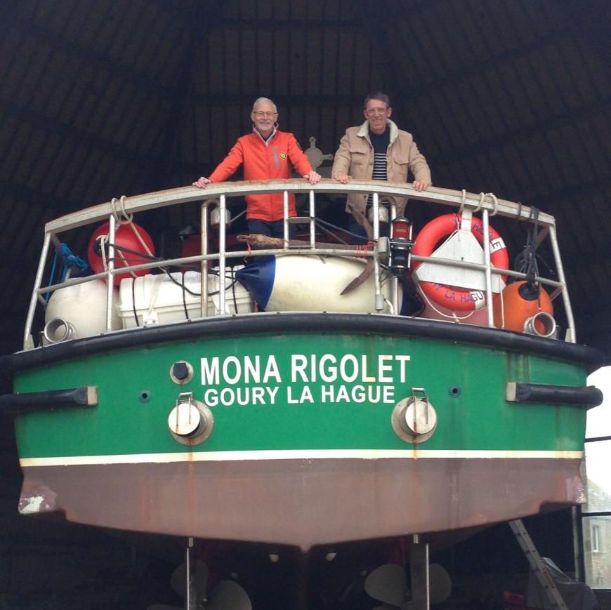 Alexis L. et Alexis Le Tullier, président de la station de Goury La Hague Alexis Le Tullier, président de la station de sauvetage SNSM de Goury - La Hague, pose avec Alexis L., venu remercier ses sauveteurs, sur le canot de sauvetage