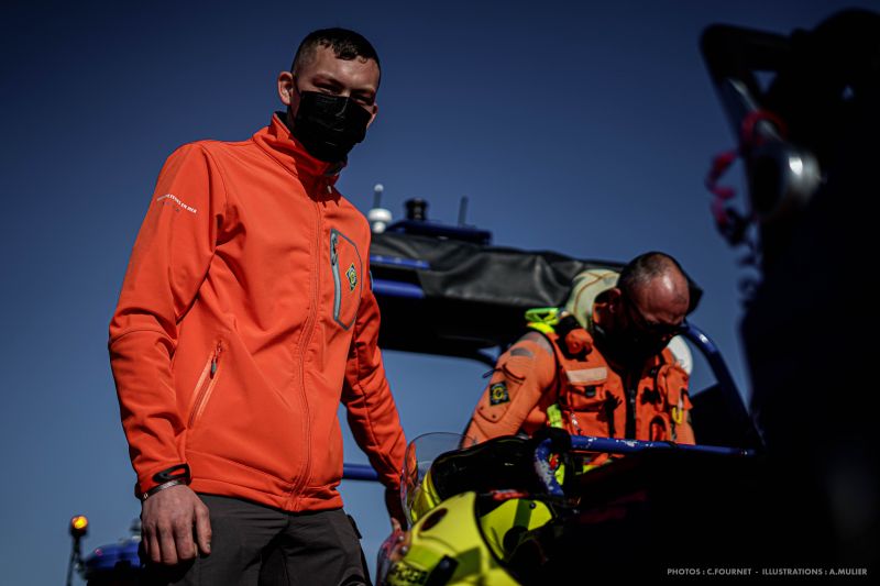 Tony Bertrand et un collègue sur un bateau de la SNSM 