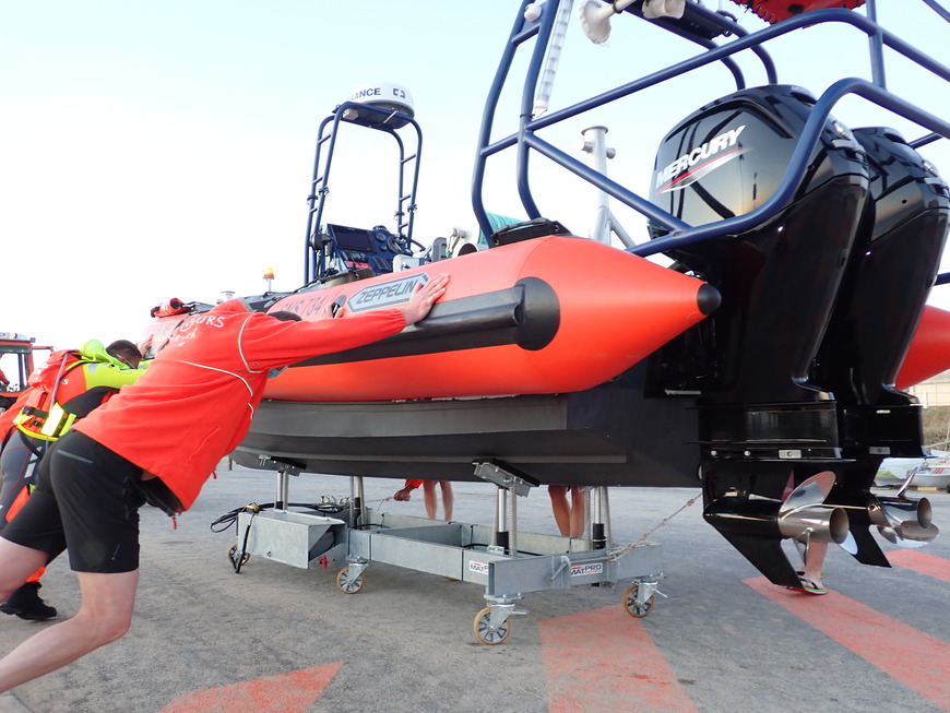 Les sauveteurs de Jullouville retournent leur bateau à la force des bras pour repartir plus vite à la prochaine intervention