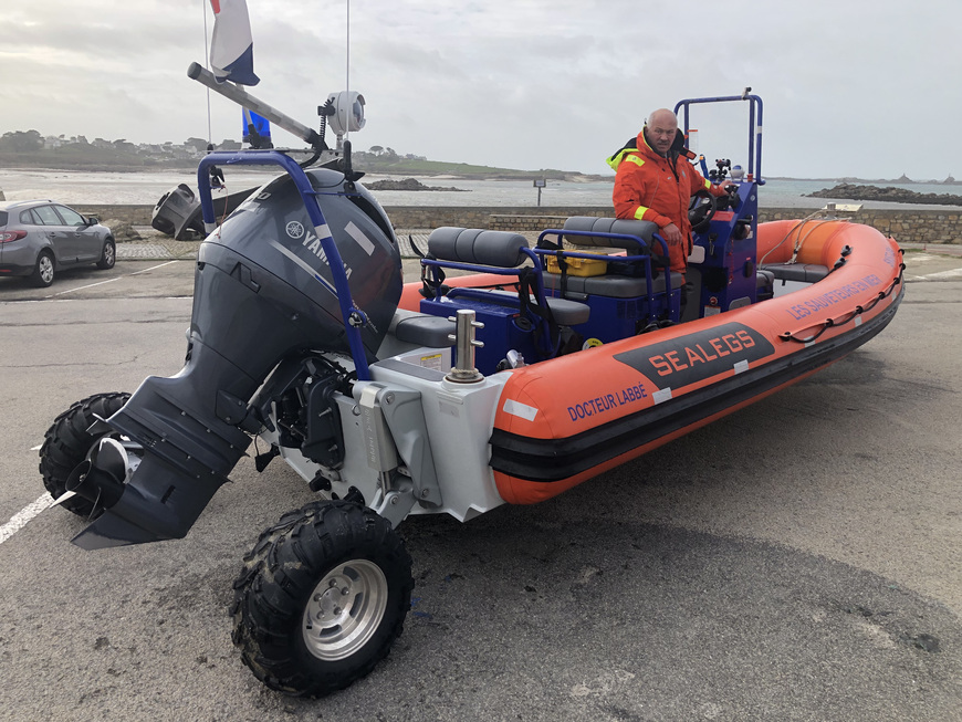 À Portsall (Finistère), les sauveteurs utilisent depuis peu un semi-rigide amphibie capable de rouler sur l'estran