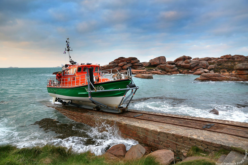 À Ploumanac'h (Côtes-d'Armor), le canot tous temps est mis à l'eau grâce à une cale