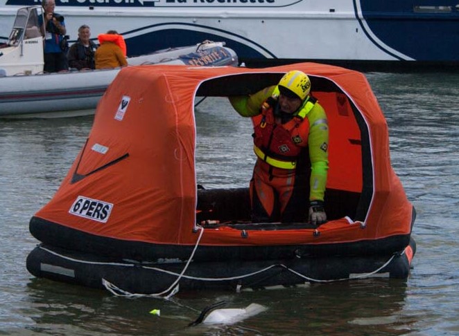 Un radeau de sauvetage déployé.