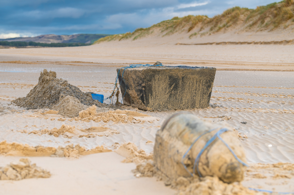 Une mine sur une plage