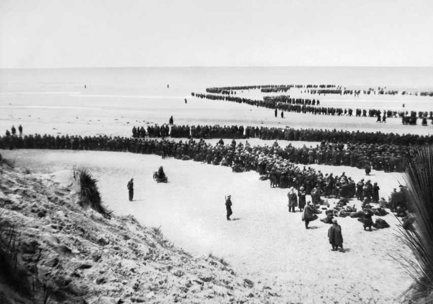 Evacuation des soldats bloqués sur les plages de Dunkerque