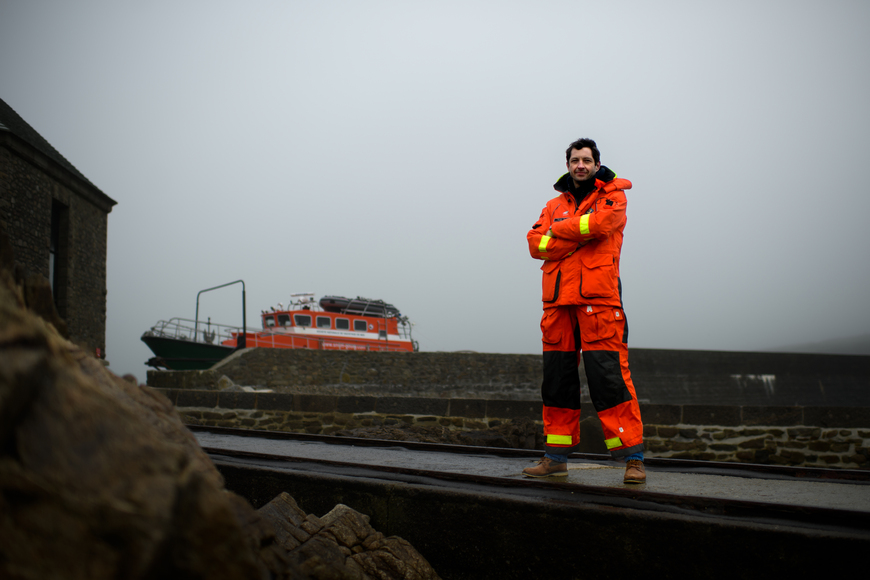 Yoann Sanson, patron de la station de Goury-la-Hague devant son nouveau bateau