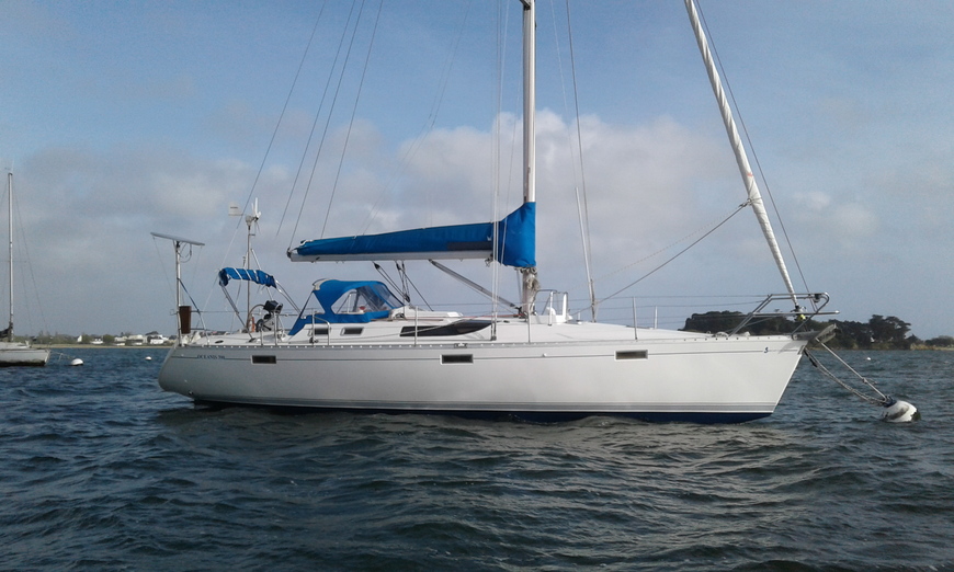 Voilier de type Oceanis 390 dans un port