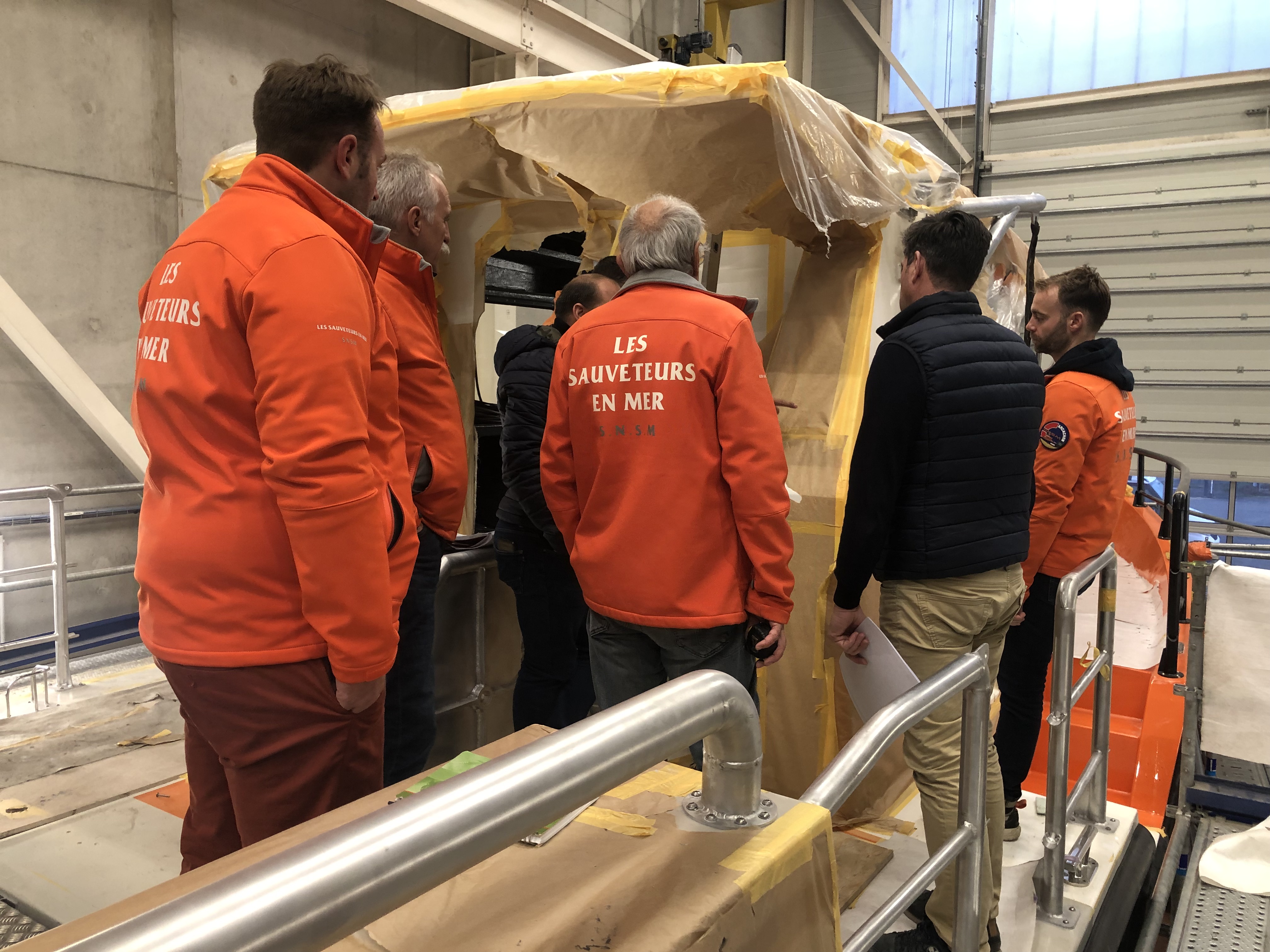 Les bénévoles de la station d’Arcachon découvrent la timonerie de leur futur navire, en pleine finition dans le chantier de Pors-Moro, à Pont-l’Abbé.