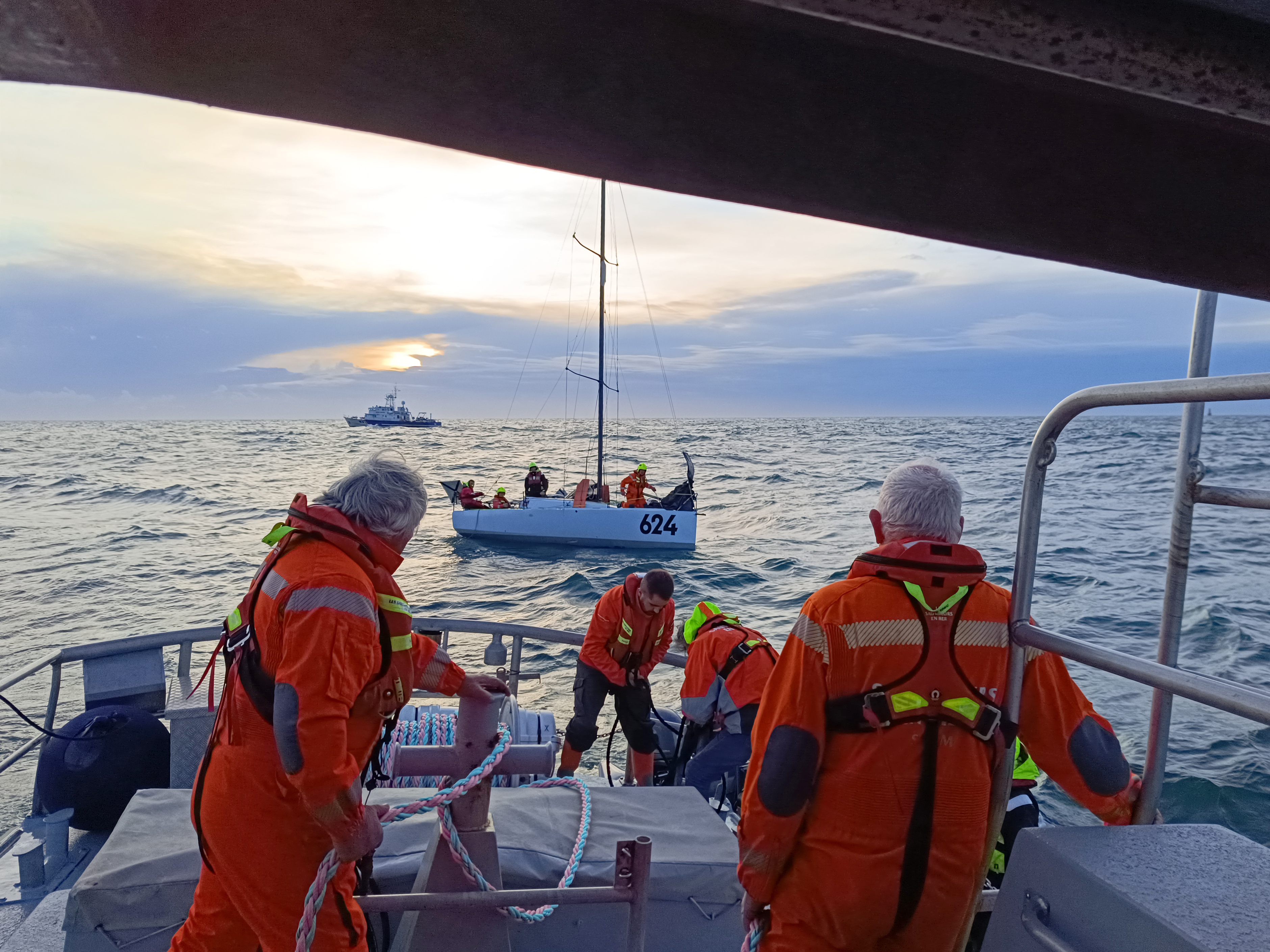 Remorquage du voilier par la SNSM