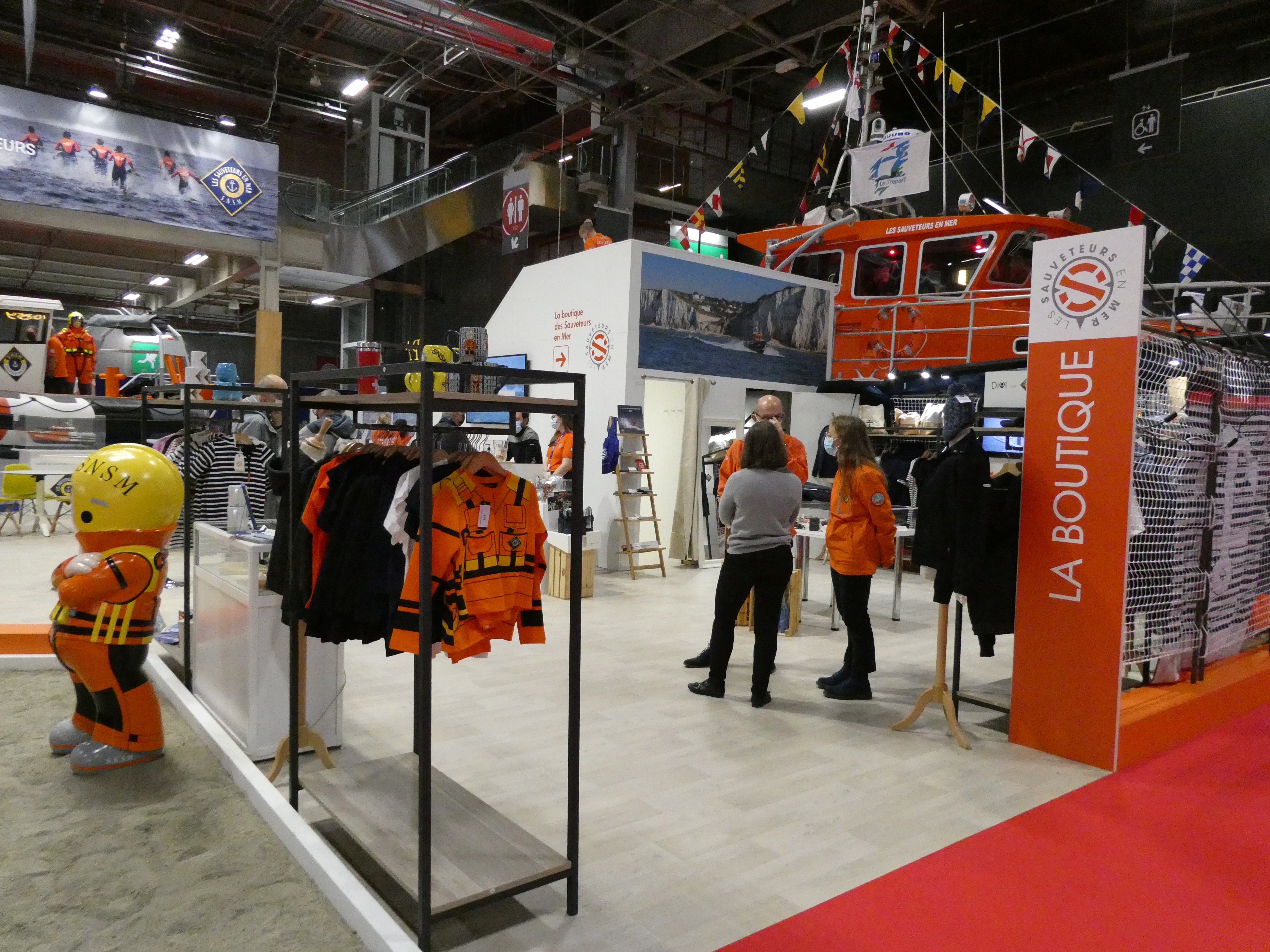 La boutique SNSM sur le stand du Nautic 2021 © Marianne Cossin