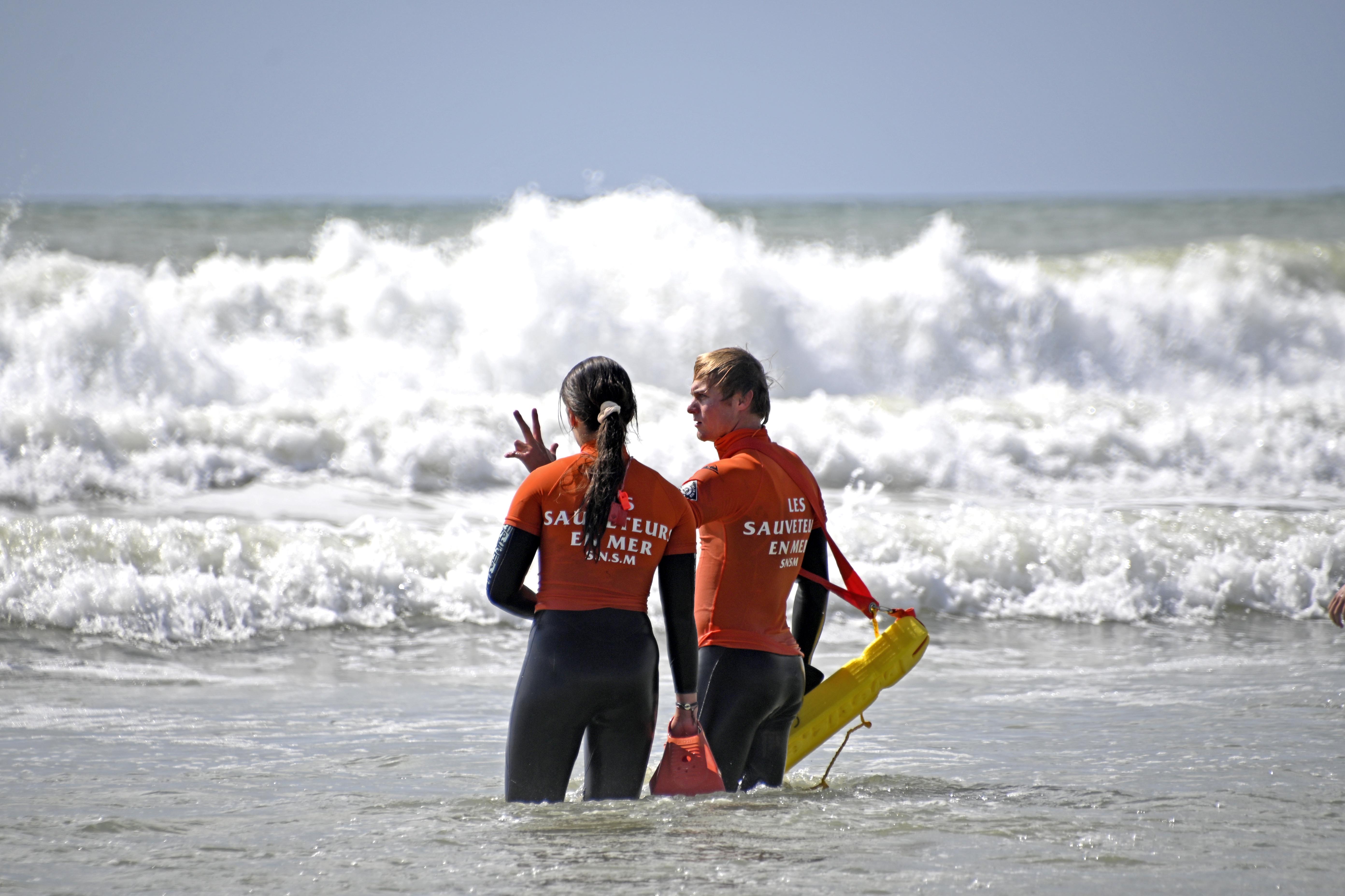Deux nageurs sauveteurs en surveillance sur la plage de La Bouverie © Thierry Lèques