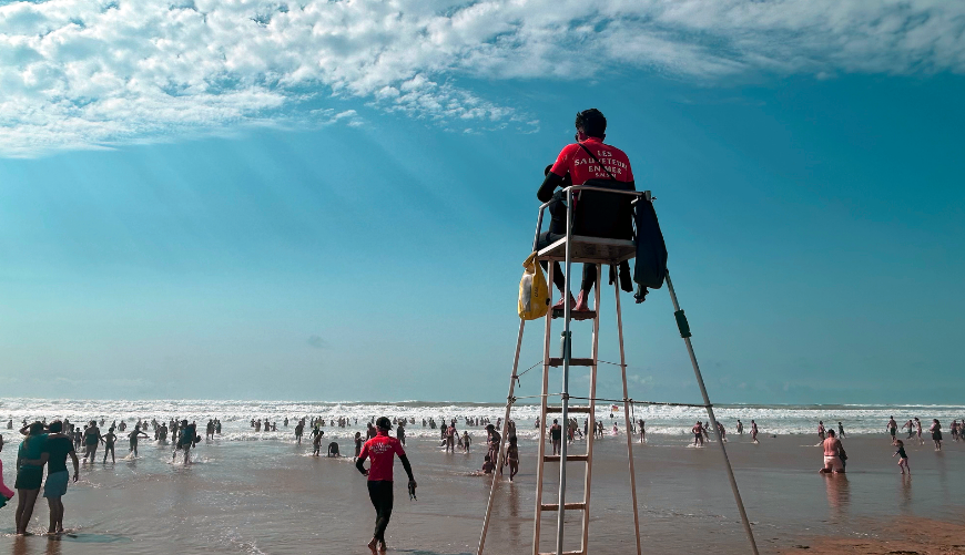 Les Sauveteurs en Mer sur les chaise haute roulante pour surveiller la baigande